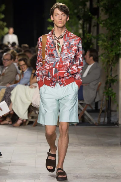 Look 10